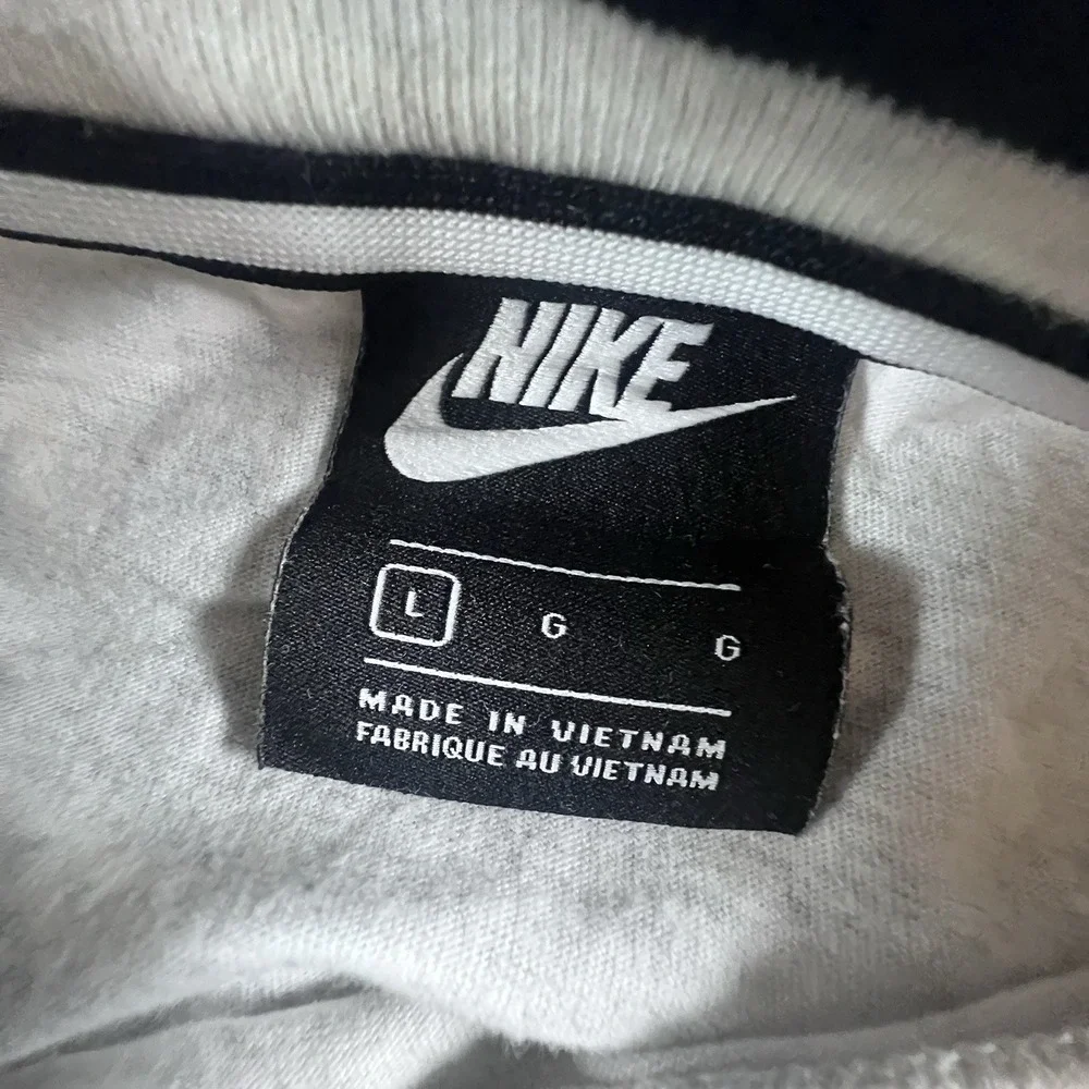 Nike Air Authentic Sportswear T-Shirt Boy's Large Gray Black Colorblock Logo Tee